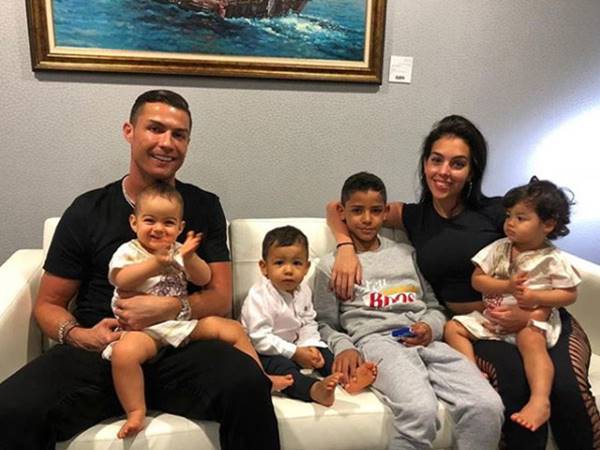 Con của Ronaldo là những ai? Tên của chúng là gì?