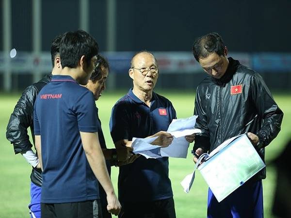 Bóng đá Việt Nam 5/8: HLV Park Hang Seo sử dụng thêm trợ lý mới