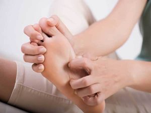 Ngứa lòng bàn chân là điềm gì? Hên hay xui?