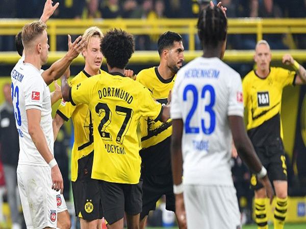 Dortmund giúp tân binh Bundesliga có điểm