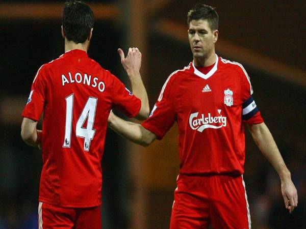 Steven Gerrard phải / Xabi Alonso trái là những cầu thủ thuộc đội hình Liverpool mạnh nhất