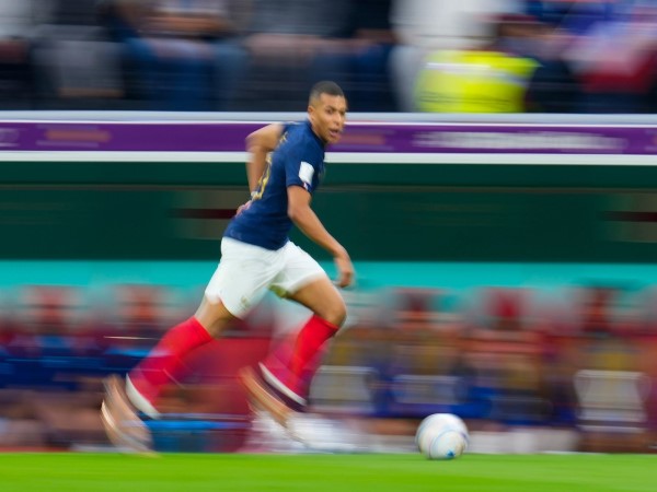 Giải mã tốc độ gây choáng của Mbappe tên lửa trên sân cỏ