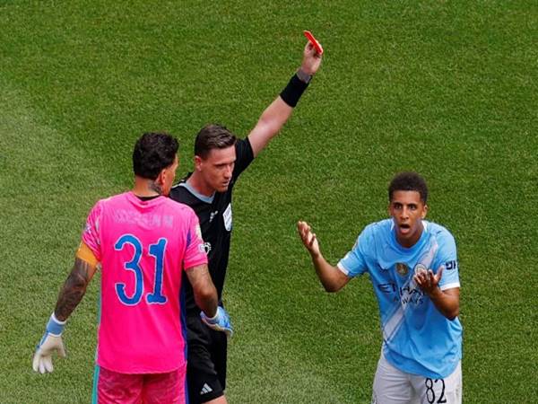 Khi nào cầu thủ bị truất quyền thi đấu theo luật FIFA