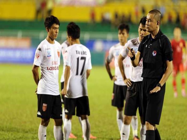 Luật FIFA về trách nhiệm nếu trọng tài bắt sai Luật FIFA về trách nhiệm nếu trọng tài bắt sai