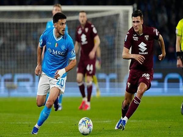 Tin Napoli: Thắng Torino để phả hơi nóng vào AC Milan